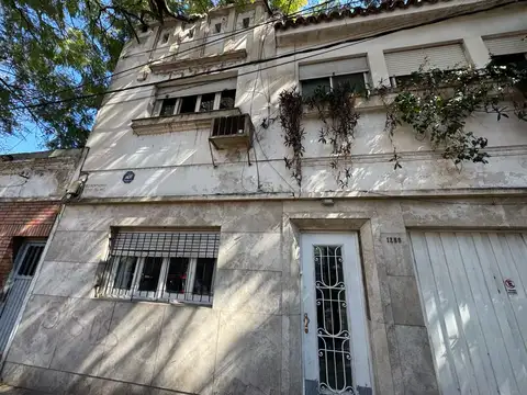 Casa y departamento tres dormitorios cochera en Barrio Lourdes