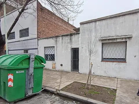 CASA DE 5 AMBIENTES CON PATIO A REFACCIONAR EN LA CALLE CHILAVERT AL 1100, POMPEYA