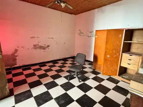 CASA DE 5 AMBIENTES CON PATIO A REFACCIONAR EN LA CALLE CHILAVERT AL 1100, POMPEYA