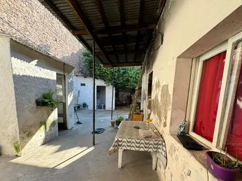 CASA DE 5 AMBIENTES CON PATIO A REFACCIONAR EN LA CALLE CHILAVERT AL 1100, POMPEYA