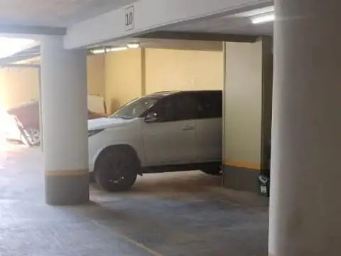 cochera cubierta planta baja , portón automático