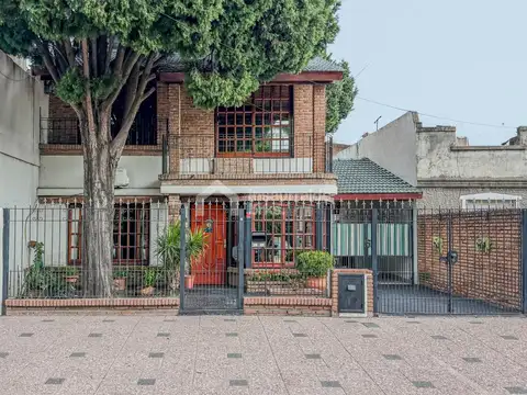 Casa 4 ambientes en Venta en San Martin, G.B.A. Zona Norte. Excelente estado y hermoso jardín!