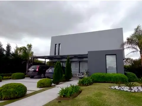 Casa con 3 dormitorios y 300 m2 en Barrio Lagos de Canning sobre lote de 750 m2