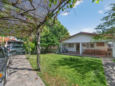 venta Casa 4 ambientes con jardín galeria cochera Campana