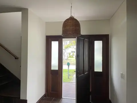 Casa 9 ambientes con 4 baños