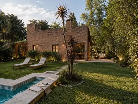 Casa con piscina y parque arbolado sobre lote de 640 m² en Cotos de la Alameda