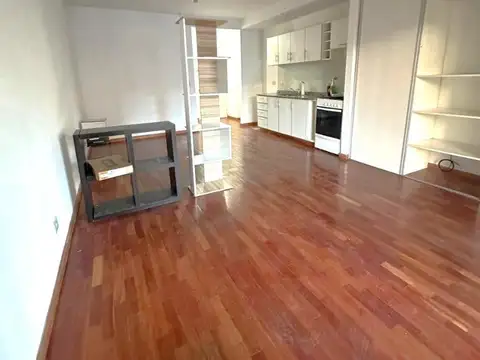 RESERVADO. MONOAMBIENTE LUMINOSO Y CON BALCON  EN ALQUILER