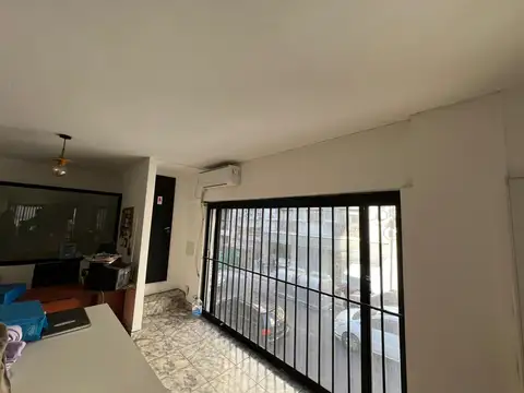 Local en alquiler en Once en Esquina con Doble Altura y Subsuelo. NO APTO GASTRONOMIA