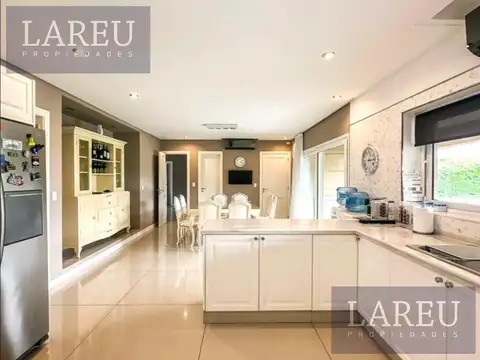 Casa en Venta con 4 cocheras