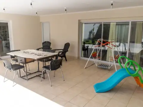 Casa 7 ambientes con 2 baños