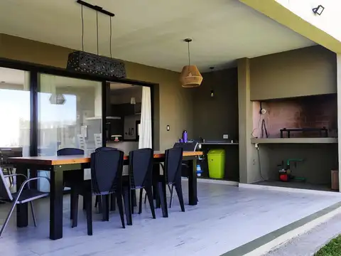Casa 4 ambientes con 2 baños