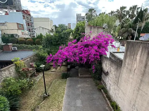 Casa con Jardín soñado y cochera. Saavedra. 160 cubiertos, 160 de jardín