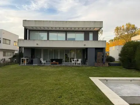 Casa de 3 dormitorios con patio y cocheras en alquiler en City Bell sobre Calle 467 [Cod: 2852-118]