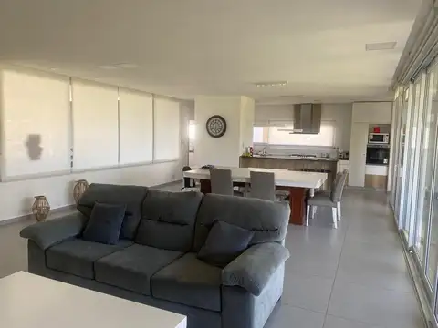 Casa en Alquiler en City Bell, USD 2.700