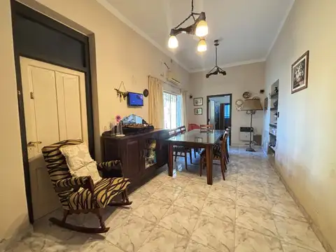 Casa 8 ambientes con 4 baños