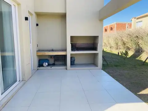DUPLEX EN ALQUILER EN SARAVI VILLAGE -PILAR