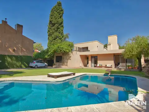 Casa en Venta de 5 Ambientes en Olivos con Jardín y Pileta