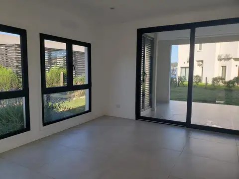Casa en Alquiler con 2 cocheras