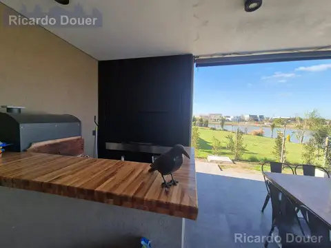 Casa en Alquiler con 2 cocheras
