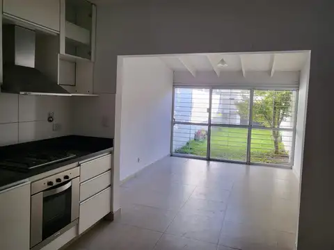 Casa en Alquiler con 2 cocheras