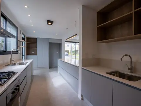 Casa en Venta con 2 cocheras