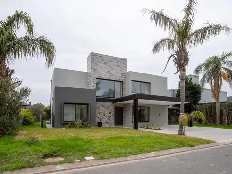 VENTA - CASA 4 DORMITORIOS TRES BAÑOS Y DOS COCHERAS - FUNES HILLS CADAQUES