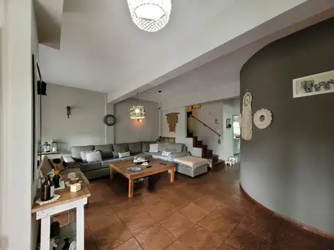 Casa 5 ambientes con 4 baños
