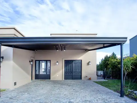 Casa 9 ambientes con 4 baños