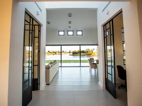 Casa en Alquiler con 10 cocheras