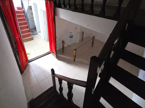 Montevideo entre M.T y Santa Fe- PH 1er piso x escaleras- Oportunidad