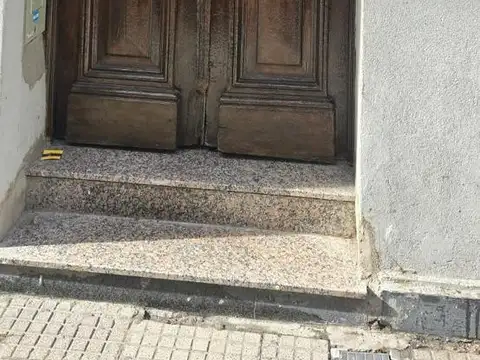 Montevideo entre M.T y Santa Fe- PH 1er piso x escaleras- Oportunidad
