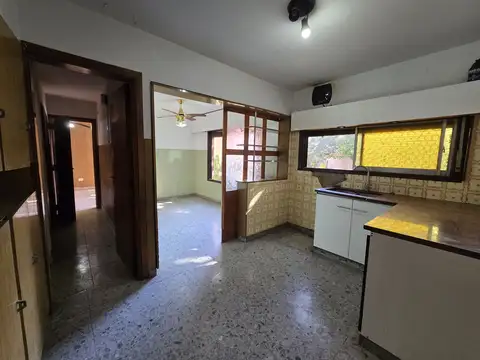 Casa 4 amb. en dos Plantas. Cochera pasante. Jardín y dos patios.