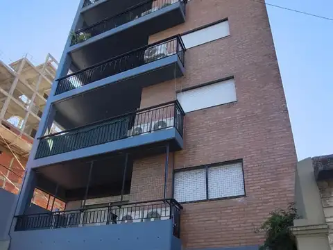 EXCELENTE DEPTO DE 2 AMB. AL FRENTE CON BALCON AMPLIO CON 2 BAÑOS