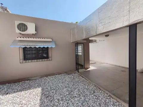 Casa en Alquiler con 2 cocheras