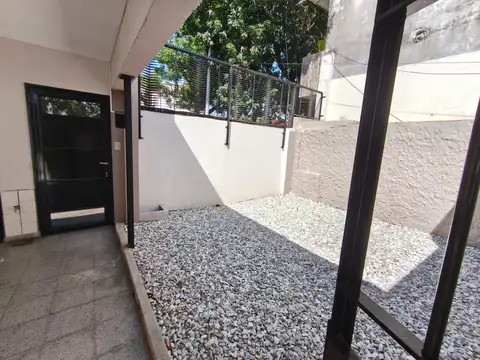 CASA CON AMPLIO GARAGE Y PATIO EXCELENTE