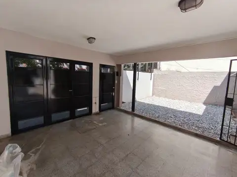 CASA CON AMPLIO GARAGE Y PATIO EXCELENTE