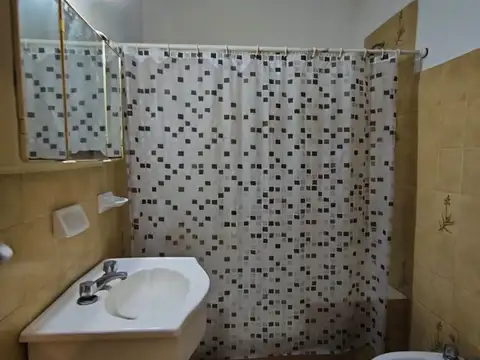 Venta Casa 3 Ambientes con Parque y Cochera en Hudson - Amplio Lote 487 m²