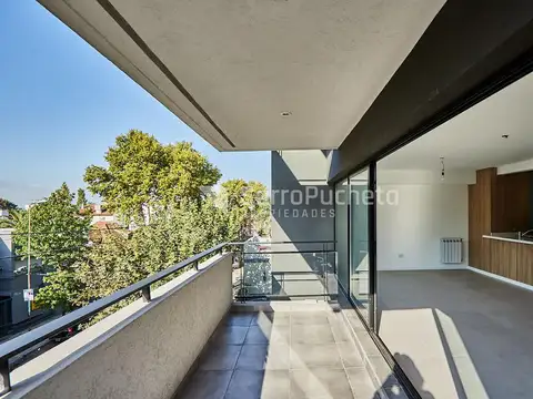 Venta departamento de 3 ambientes de categoría con balcón aterrazado y cochera en Haedo.