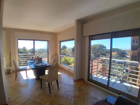Alquiler en La Lucila, 3 ambientes, semipiso con vista al rio, cochera y baulera