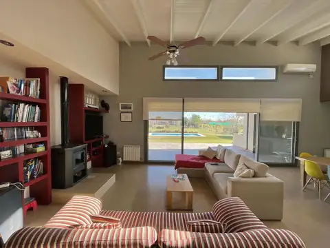 Casa 7 ambientes con 5 baños