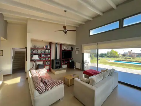 Casa en Venta con 3 cocheras