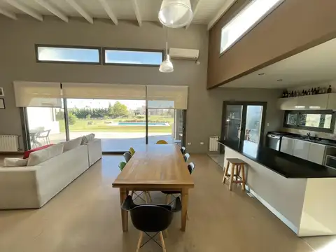 En Venta Casa Con Piscina en Barrio Chacras de la Reserva Cardales