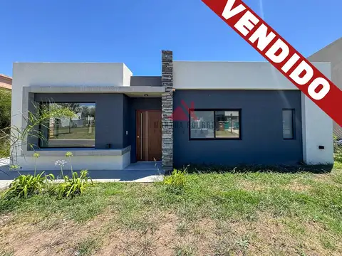 Casa  en Venta en Santa Lucia, Pilar del Este, Pilar