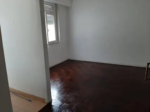 Av. Mosconi 2300, Piso 1