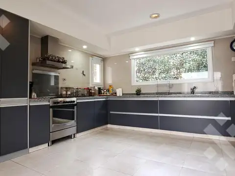CASA 4 Dormitorios, con piscina, cochera y quincho. Apta  crédito hipotecario. COMAHUE GOLF, NEUQUEN