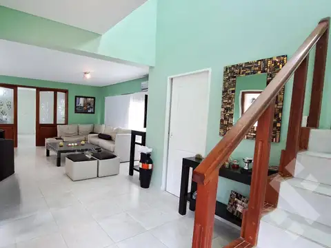 CASA 4 Dormitorios, con piscina, cochera y quincho. Apta  crédito hipotecario. COMAHUE GOLF, NEUQUEN