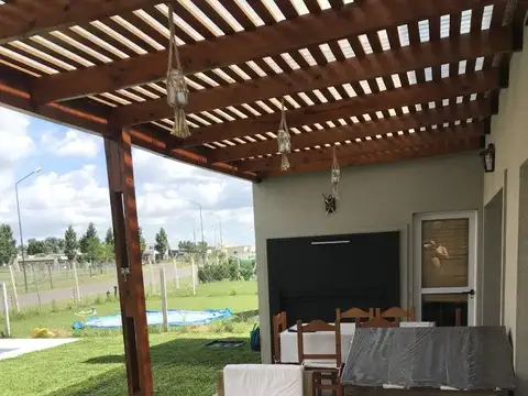 Casa 4 ambientes con 2 baños