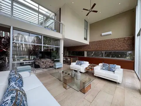 Casa 6 ambientes con 5 baños