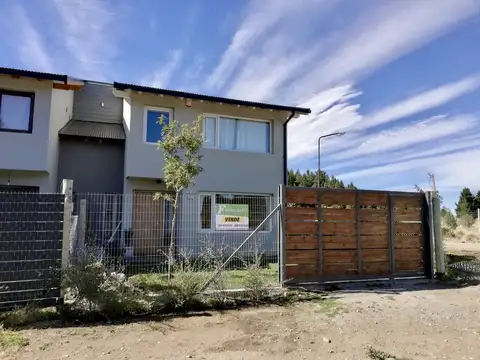Excelente y moderna casa (en PH) de 4 ambientes, con entrada de auto y amplio jardín libre.