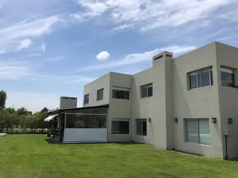 Casa en Alquiler con 2 cocheras
